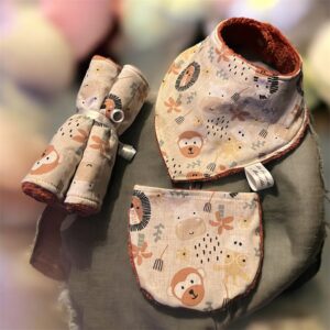 Ensemble lingettes plus un bavoir bandana